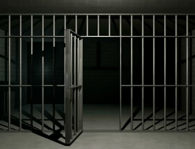 Απέδρασε ο δράστης της αιματηρής ληστείας των ΕΛΤΑ στα Βίλια Αττικής - Έκοψε τα κάγκελα και βγήκε από το κελί!
